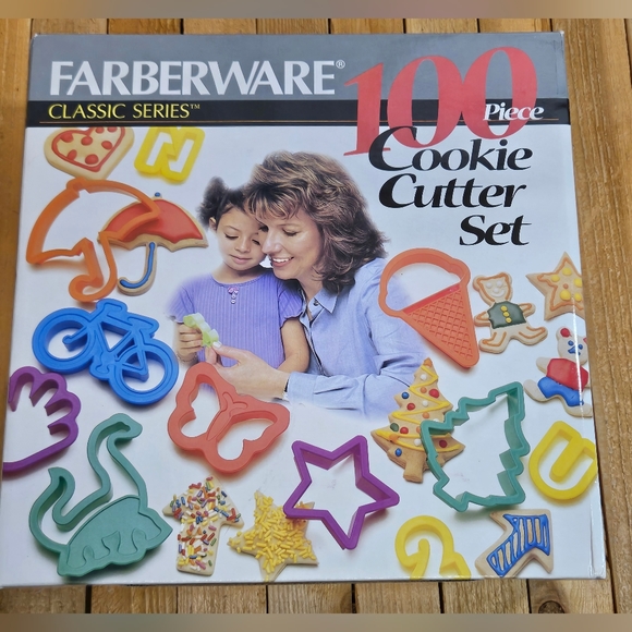 NIB - FARBERWARE - CLASSIC SERIES - 100 PIECE COOKIE CUTTER SET - Picture 1 of 4